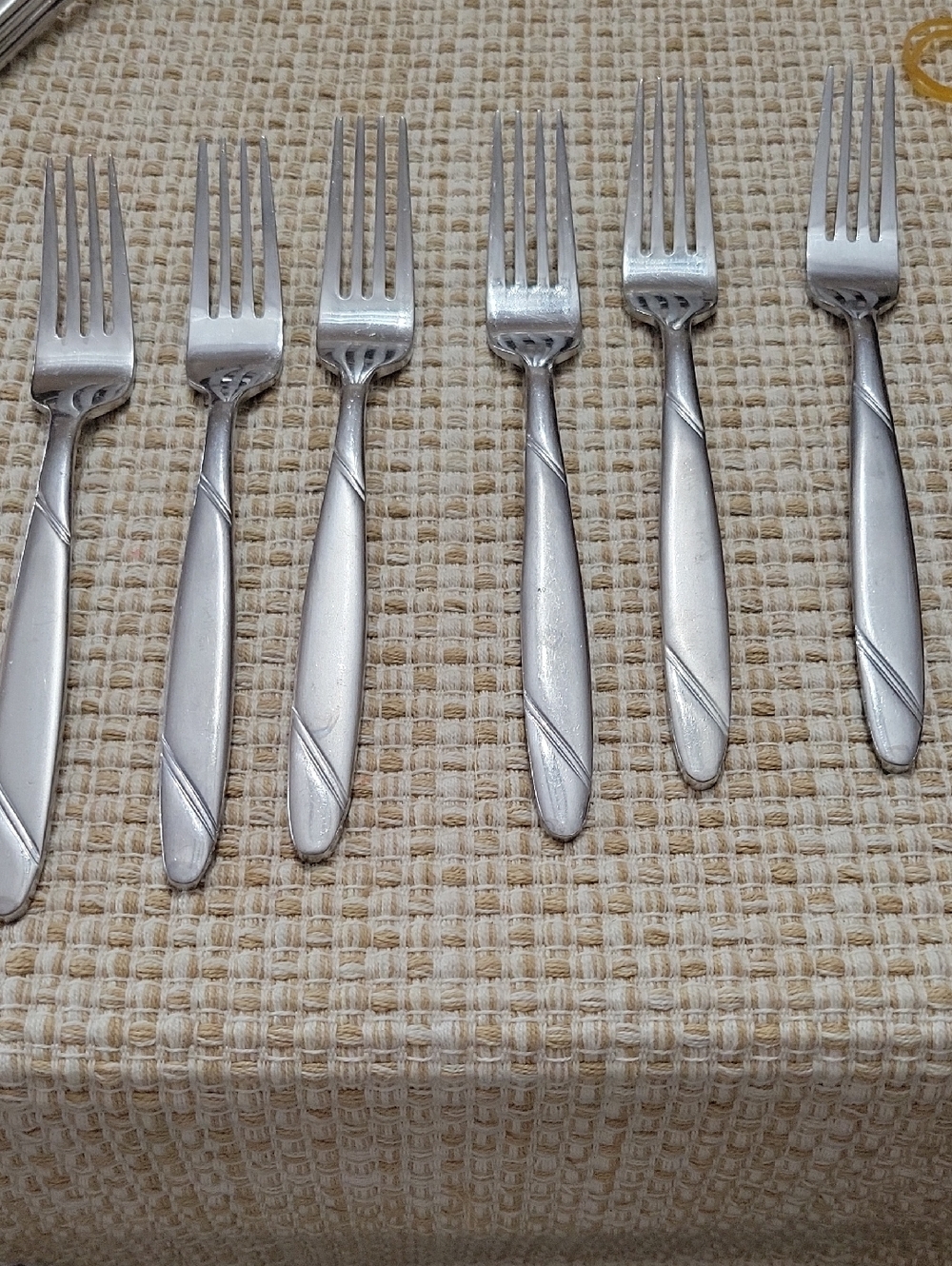 Oneida Risotto Matte Silver Dinner Forks with Swirl Accent - Set of 6